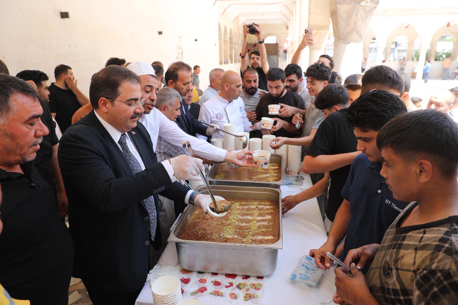 BAŞKAN CANPOLAT, VATANDAŞLARLA AŞURE BEREKETİNİ PAYLAŞTI