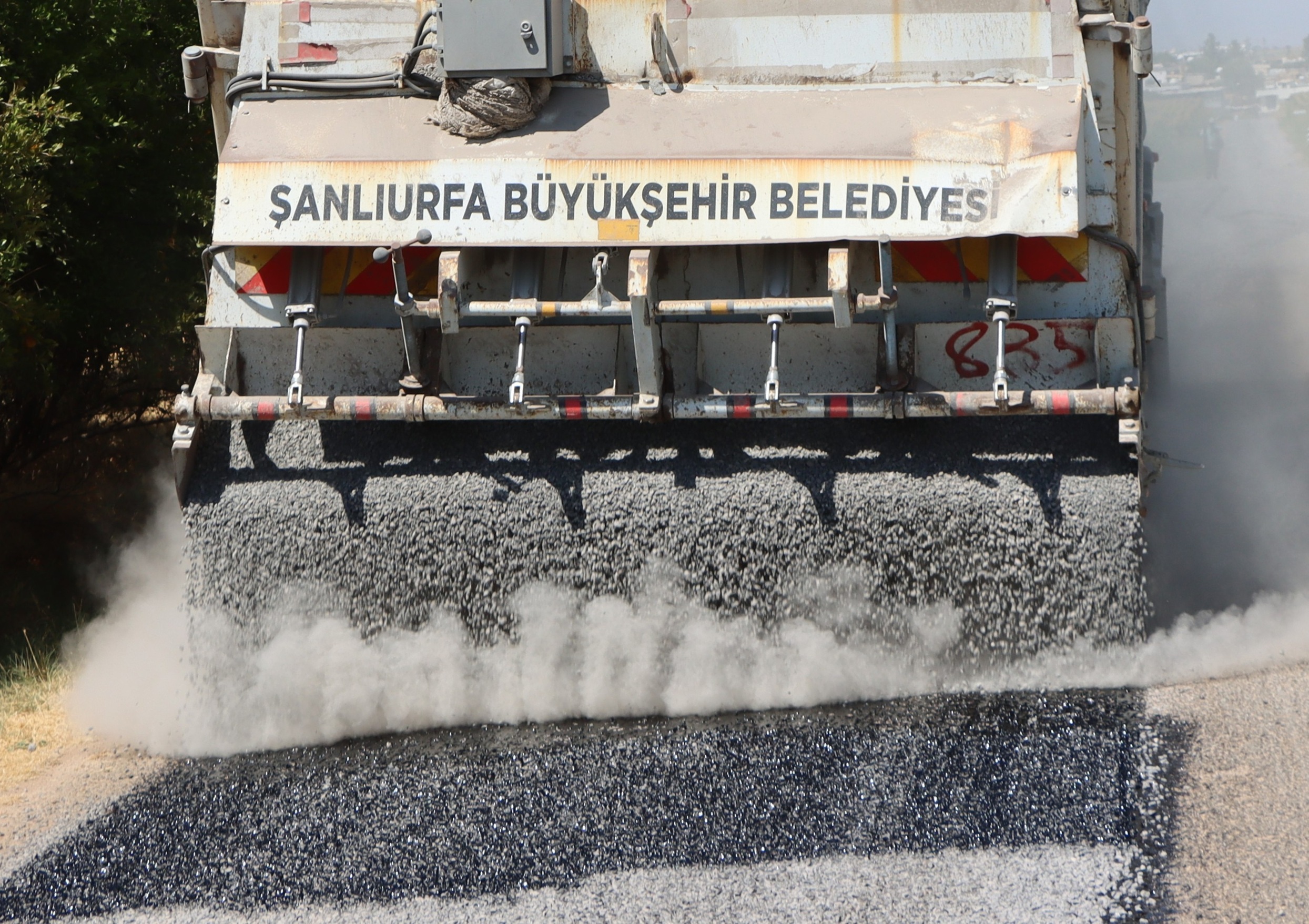 SİVEREK’TE 5 KİLOMETRELİK YOL SATHİ ASFALTLA YENİLENDİ